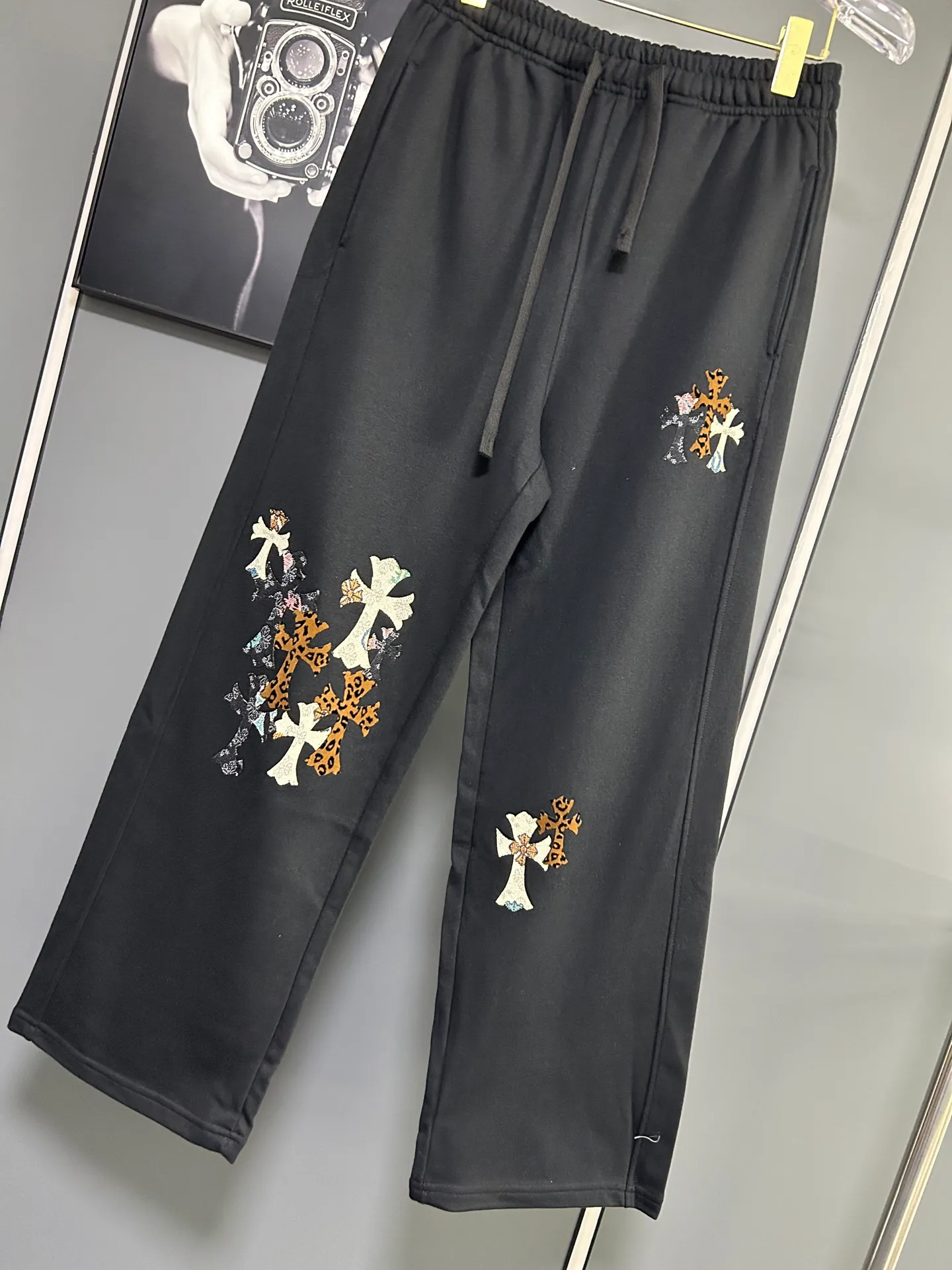 P220 Chrome Hearts 25 new colorful cross-mark loose straight trousers 2025 autumn and winter new embroidered elastic band casual trousers, customized fabrics at the counter. Made of 400g high-version terry fabric, with high breathability and comfort, impeccable details, no pilling and no deformation, brand element design concept, reflecting high quality. It feels delicate and soft! It presents casual tailoring, the same style for men and women, and the upper body shape is awesome! Size: S M L XL Color: Black